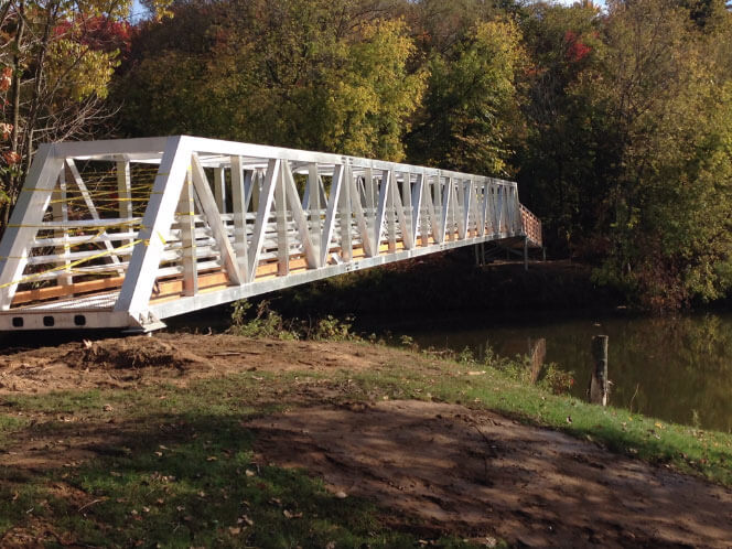 SEO_Vistech_Postech_Upton_damecoeur-metal-bridge-over-river